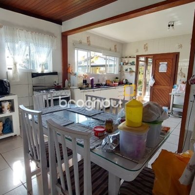 Casa com 215m², 4 quartos (sendo 1 suíte), 4 garagens, no bairro Barra da Lagoa em Florianópolis