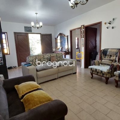 Casa com 215m², 4 quartos (sendo 1 suíte), 4 garagens, no bairro Barra da Lagoa em Florianópolis