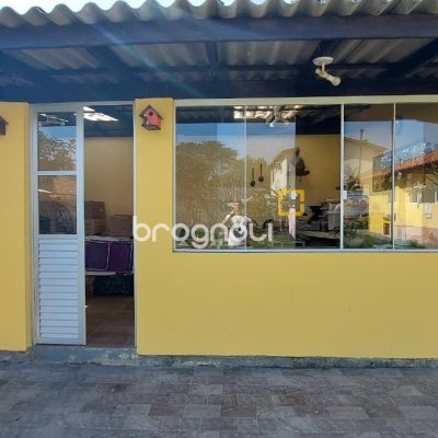 Casa com 215m², 4 quartos (sendo 1 suíte), 4 garagens, no bairro Barra da Lagoa em Florianópolis