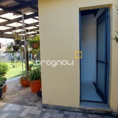 Casa com 215m², 4 quartos (sendo 1 suíte), 4 garagens, no bairro Barra da Lagoa em Florianópolis
