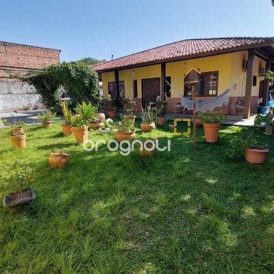 Casa com 215m², 4 quartos (sendo 1 suíte), 4 garagens, no bairro Barra da Lagoa em Florianópolis