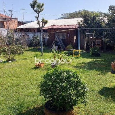 Casa com 215m², 4 quartos (sendo 1 suíte), 4 garagens, no bairro Barra da Lagoa em Florianópolis