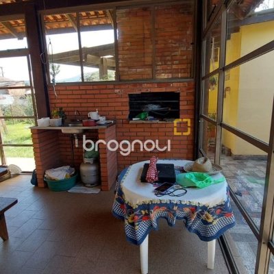 Casa com 215m², 4 quartos (sendo 1 suíte), 4 garagens, no bairro Barra da Lagoa em Florianópolis