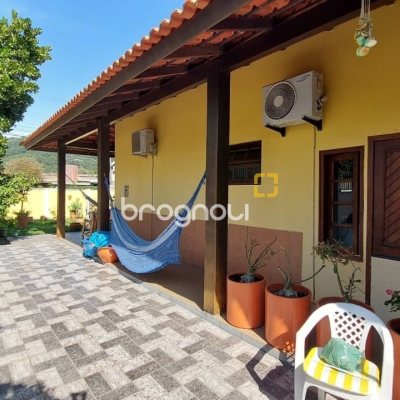 Casa com 215m², 4 quartos (sendo 1 suíte), 4 garagens, no bairro Barra da Lagoa em Florianópolis