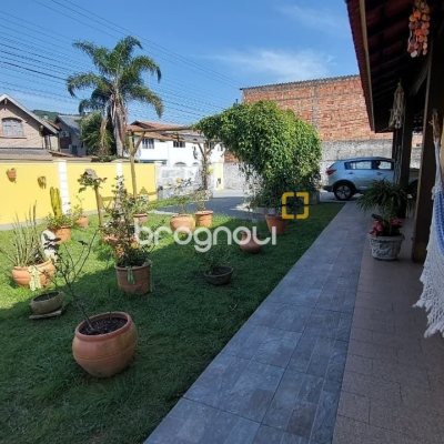 Casa com 215m², 4 quartos (sendo 1 suíte), 4 garagens, no bairro Barra da Lagoa em Florianópolis