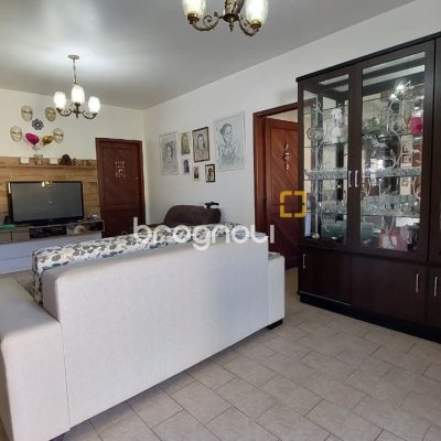 Casa com 215m², 4 quartos (sendo 1 suíte), 4 garagens, no bairro Barra da Lagoa em Florianópolis