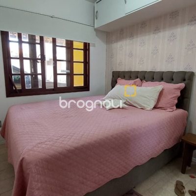 Casa com 215m², 4 quartos (sendo 1 suíte), 4 garagens, no bairro Barra da Lagoa em Florianópolis