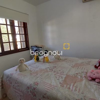 Casa com 215m², 4 quartos (sendo 1 suíte), 4 garagens, no bairro Barra da Lagoa em Florianópolis