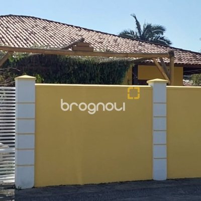 Casa com 215m², 4 quartos (sendo 1 suíte), 4 garagens, no bairro Barra da Lagoa em Florianópolis