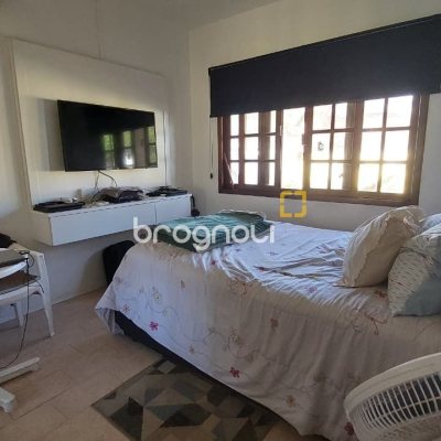 Casa com 215m², 4 quartos (sendo 1 suíte), 4 garagens, no bairro Barra da Lagoa em Florianópolis