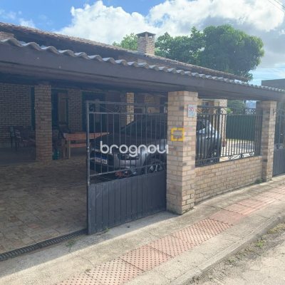 Casa com 157m², 3 quartos (sendo 1 suíte), 4 garagens, no bairro Campeche em Florianópolis