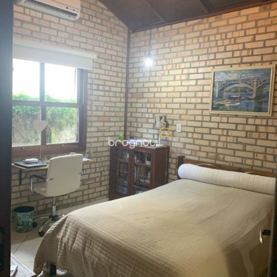 Casa com 157m², 3 quartos (sendo 1 suíte), 4 garagens, no bairro Campeche em Florianópolis