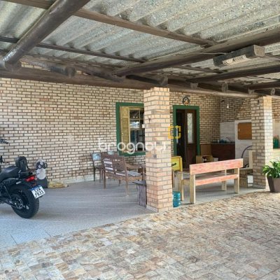 Casa com 157m², 3 quartos (sendo 1 suíte), 4 garagens, no bairro Campeche em Florianópolis