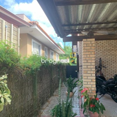 Casa com 157m², 3 quartos (sendo 1 suíte), 4 garagens, no bairro Campeche em Florianópolis