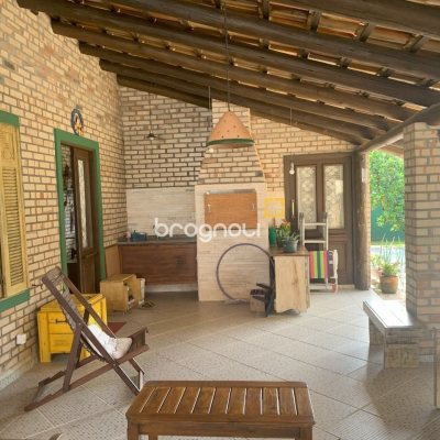 Casa com 157m², 3 quartos (sendo 1 suíte), 4 garagens, no bairro Campeche em Florianópolis