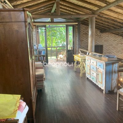 Casa com 157m², 3 quartos (sendo 1 suíte), 4 garagens, no bairro Campeche em Florianópolis