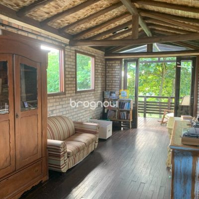Casa com 157m², 3 quartos (sendo 1 suíte), 4 garagens, no bairro Campeche em Florianópolis