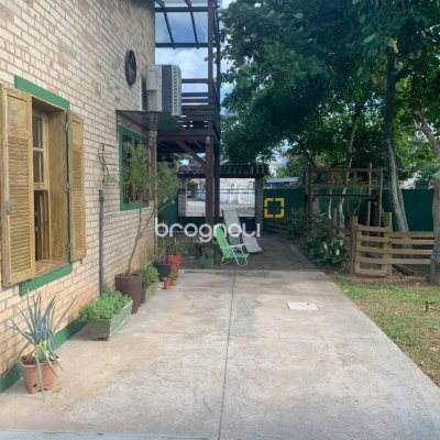 Casa com 157m², 3 quartos (sendo 1 suíte), 4 garagens, no bairro Campeche em Florianópolis