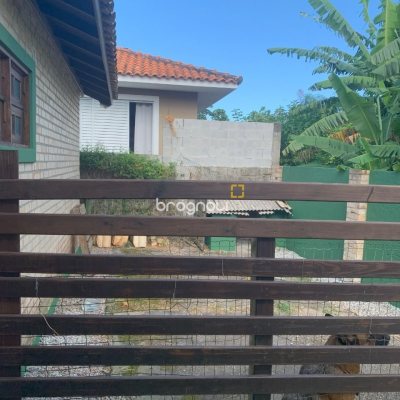 Casa com 157m², 3 quartos (sendo 1 suíte), 4 garagens, no bairro Campeche em Florianópolis