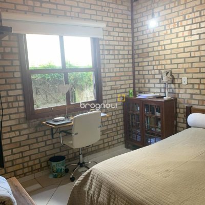 Casa com 157m², 3 quartos (sendo 1 suíte), 4 garagens, no bairro Campeche em Florianópolis
