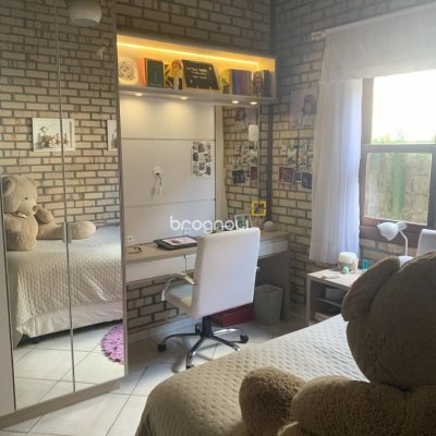 Casa com 157m², 3 quartos (sendo 1 suíte), 4 garagens, no bairro Campeche em Florianópolis