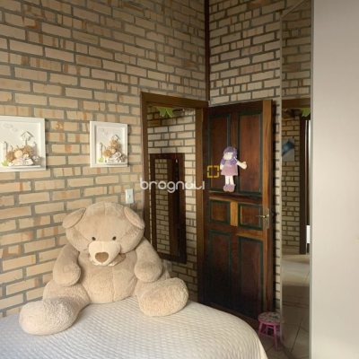 Casa com 157m², 3 quartos (sendo 1 suíte), 4 garagens, no bairro Campeche em Florianópolis