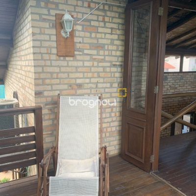 Casa com 157m², 3 quartos (sendo 1 suíte), 4 garagens, no bairro Campeche em Florianópolis
