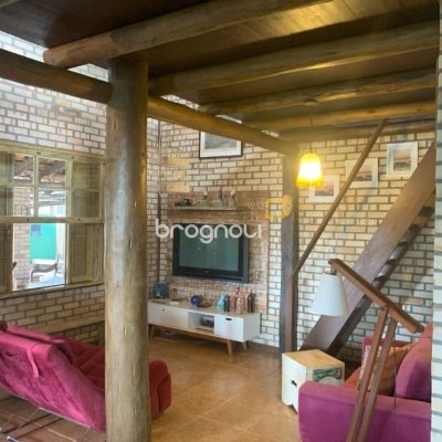 Casa com 157m², 3 quartos (sendo 1 suíte), 4 garagens, no bairro Campeche em Florianópolis