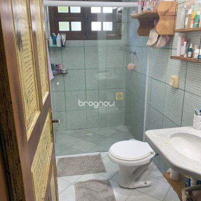 Casa com 157m², 3 quartos (sendo 1 suíte), 4 garagens, no bairro Campeche em Florianópolis