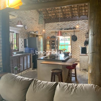 Casa com 157m², 3 quartos (sendo 1 suíte), 4 garagens, no bairro Campeche em Florianópolis