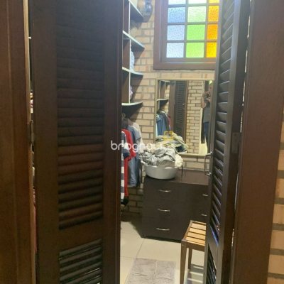 Casa com 157m², 3 quartos (sendo 1 suíte), 4 garagens, no bairro Campeche em Florianópolis