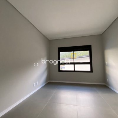 Apartamento com 133m², 4 quartos (sendo 1 suíte), 2 garagens, no bairro Cachoeira do Bom Jesus em Florianópolis