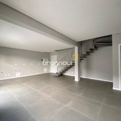 Apartamento com 133m², 4 quartos (sendo 1 suíte), 2 garagens, no bairro Cachoeira do Bom Jesus em Florianópolis