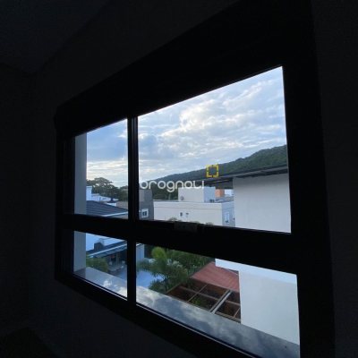 Apartamento com 133m², 4 quartos (sendo 1 suíte), 2 garagens, no bairro Cachoeira do Bom Jesus em Florianópolis