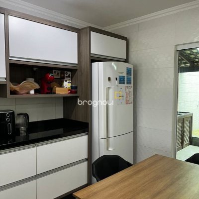 Casa de Condomínio com 59m², 2 quartos, 2 garagens, no bairro Forquilhas em São José