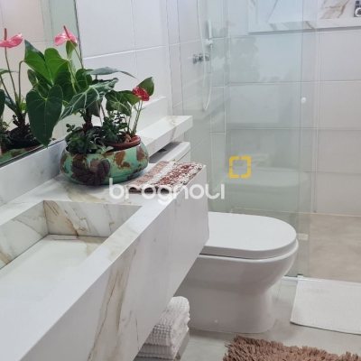 Cobertura com 132m², 5 quartos (sendo 1 suíte), 1 garagem, no bairro Estreito em Florianópolis