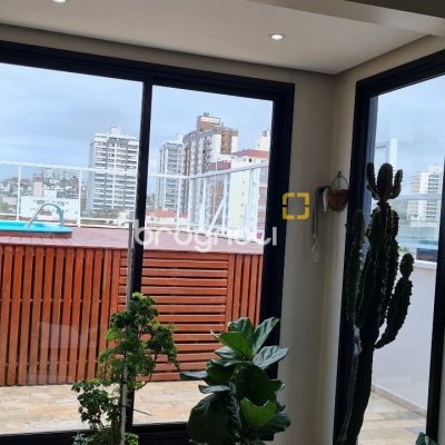Cobertura com 132m², 5 quartos (sendo 1 suíte), 1 garagem, no bairro Estreito em Florianópolis