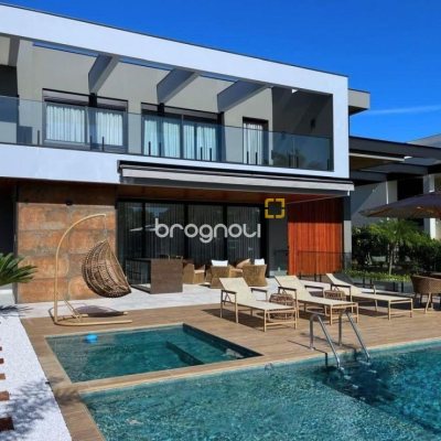 Casa de Condomínio com 600m², 4 quartos (sendo 4 suítes), 5 garagens, no bairro Jurerê Internacional em Florianópolis