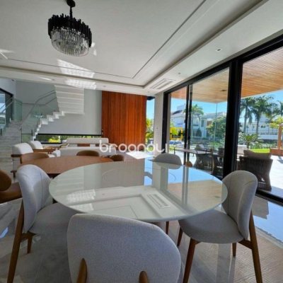 Casa de Condomínio com 600m², 4 quartos (sendo 4 suítes), 5 garagens, no bairro Jurerê Internacional em Florianópolis