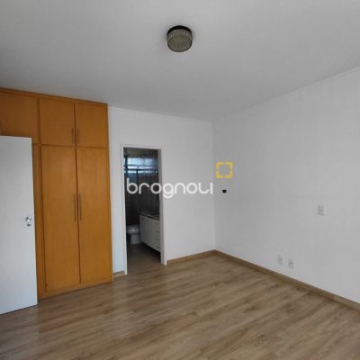 Apartamento com 147m², 4 quartos (sendo 1 suíte), 2 garagens, no bairro Centro em Florianópolis