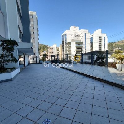 Apartamento com 147m², 4 quartos (sendo 1 suíte), 2 garagens, no bairro Centro em Florianópolis