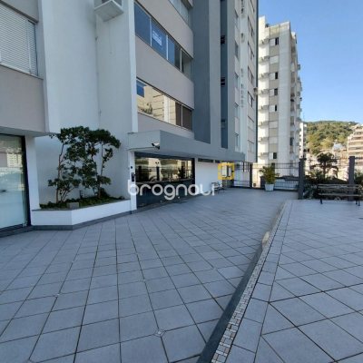 Apartamento com 147m², 4 quartos (sendo 1 suíte), 2 garagens, no bairro Centro em Florianópolis