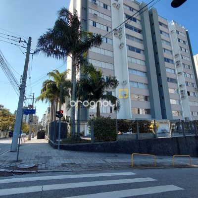 Apartamento com 147m², 4 quartos (sendo 1 suíte), 2 garagens, no bairro Centro em Florianópolis
