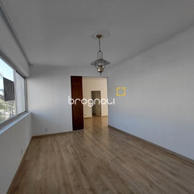 Apartamento com 147m², 4 quartos (sendo 1 suíte), 2 garagens, no bairro Centro em Florianópolis