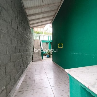 Casa com 224m², 6 quartos (sendo 2 suítes), 5 garagens, no bairro Agronômica em Florianópolis