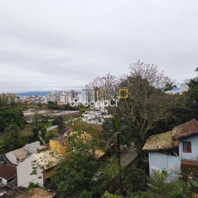 Casa com 224m², 6 quartos (sendo 2 suítes), 5 garagens, no bairro Agronômica em Florianópolis
