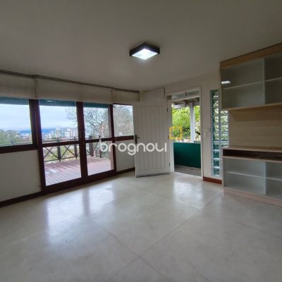 Casa com 224m², 6 quartos (sendo 2 suítes), 5 garagens, no bairro Agronômica em Florianópolis