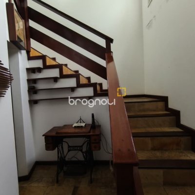 Casa com 224m², 6 quartos (sendo 2 suítes), 5 garagens, no bairro Agronômica em Florianópolis