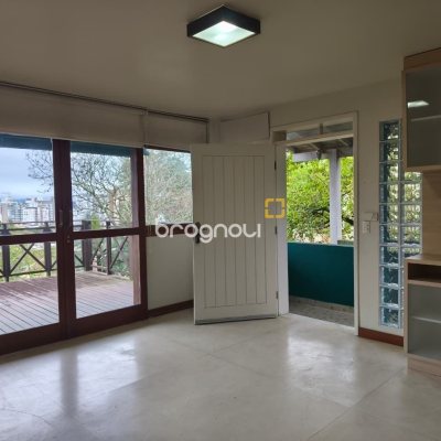 Casa com 224m², 6 quartos (sendo 2 suítes), 5 garagens, no bairro Agronômica em Florianópolis
