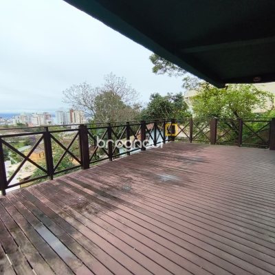 Casa com 224m², 6 quartos (sendo 2 suítes), 5 garagens, no bairro Agronômica em Florianópolis